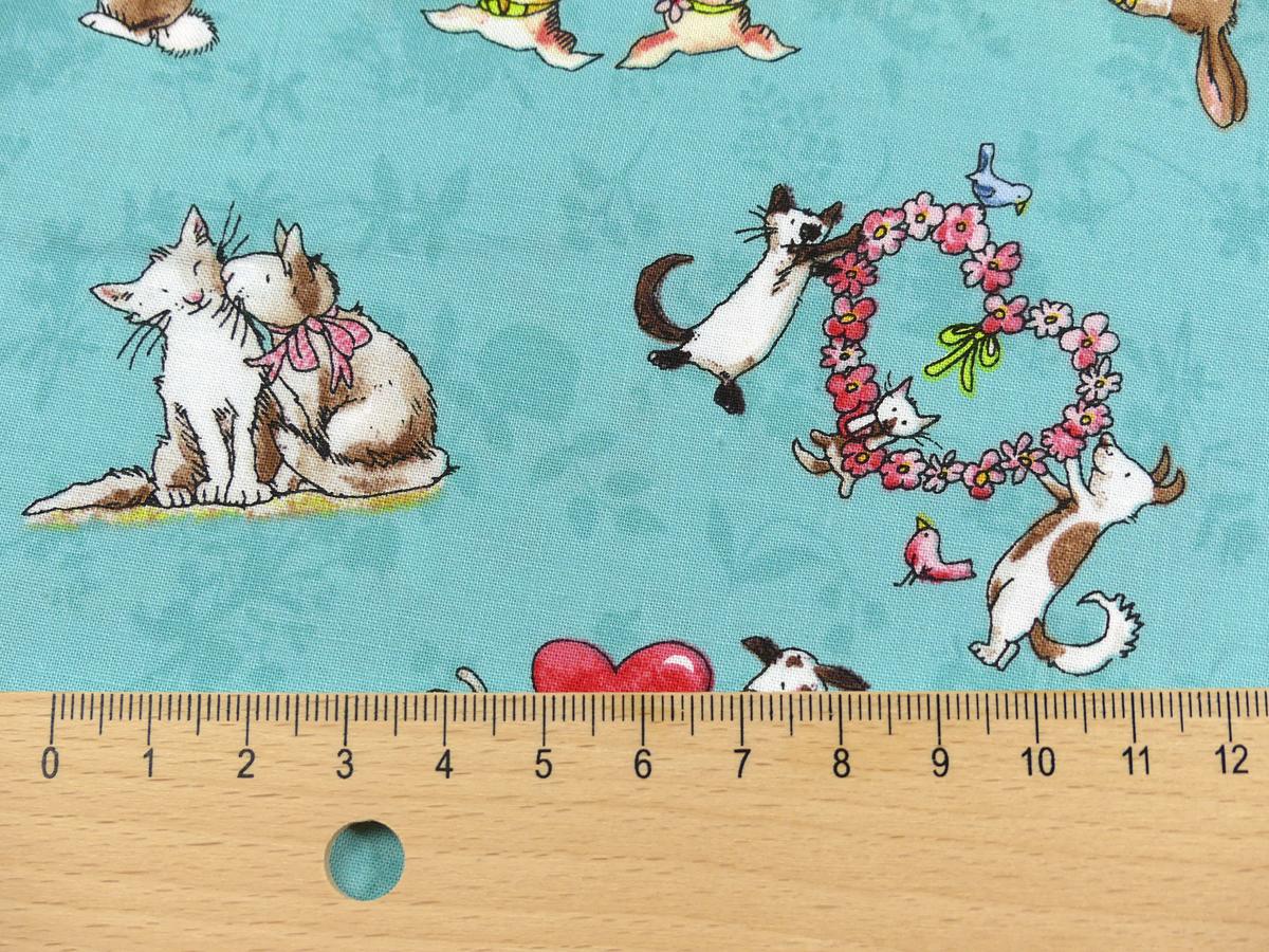 Patchworkstoff in türkis aus der Serie From the Hearts von Clothworks Detailansicht Katzen und Herz